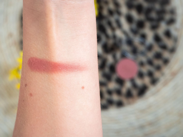 Essence the blush swatch in 10 befitting
